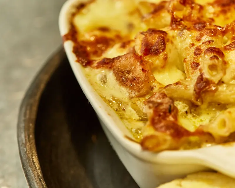 Pasta gratinada recién salida del horno de piedra