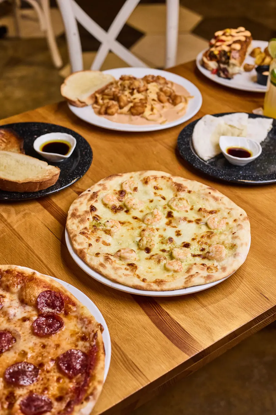 Mesa de VIALETTO con pizzas recién horneadas