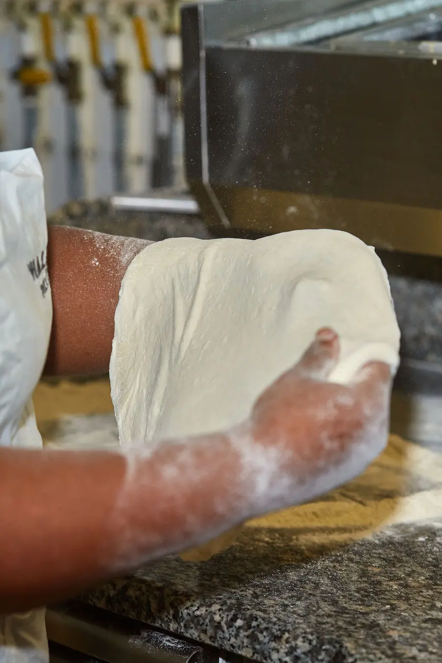 Pizzero estirando la masa a mano